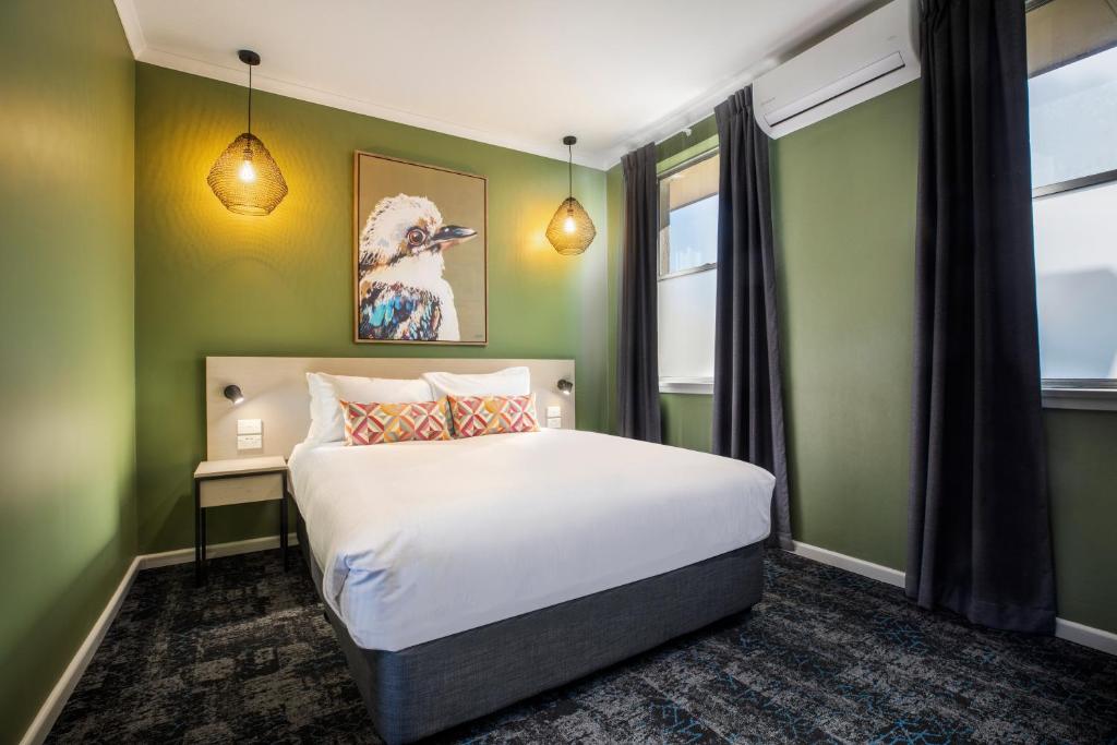 Nightcap at Pritchards Hotel - Estudio De Reina