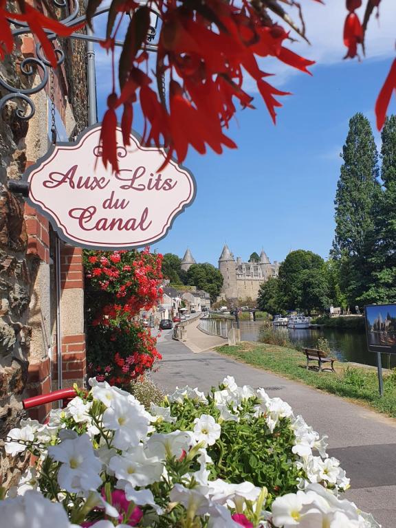 una señal para un jardín de flores en un parque en Aux Lits du Canal, en Josselin