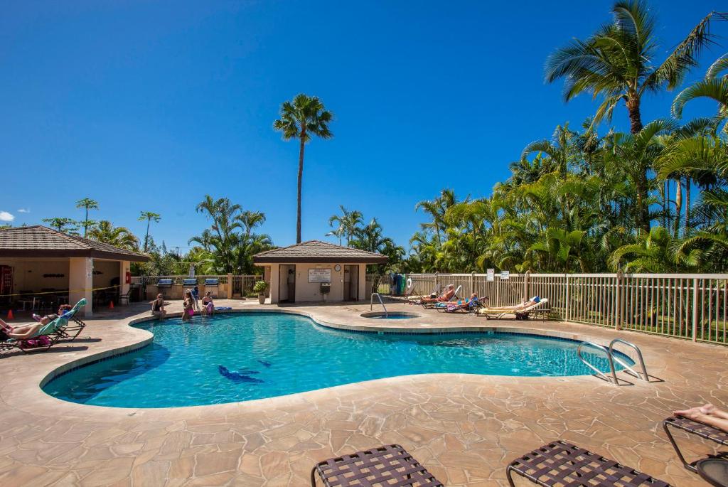 Bazén v ubytování Maui Banyan H311 1BD 2BA 3 min walk to the beach in the Heart of South Kihei! nebo v jeho okolí