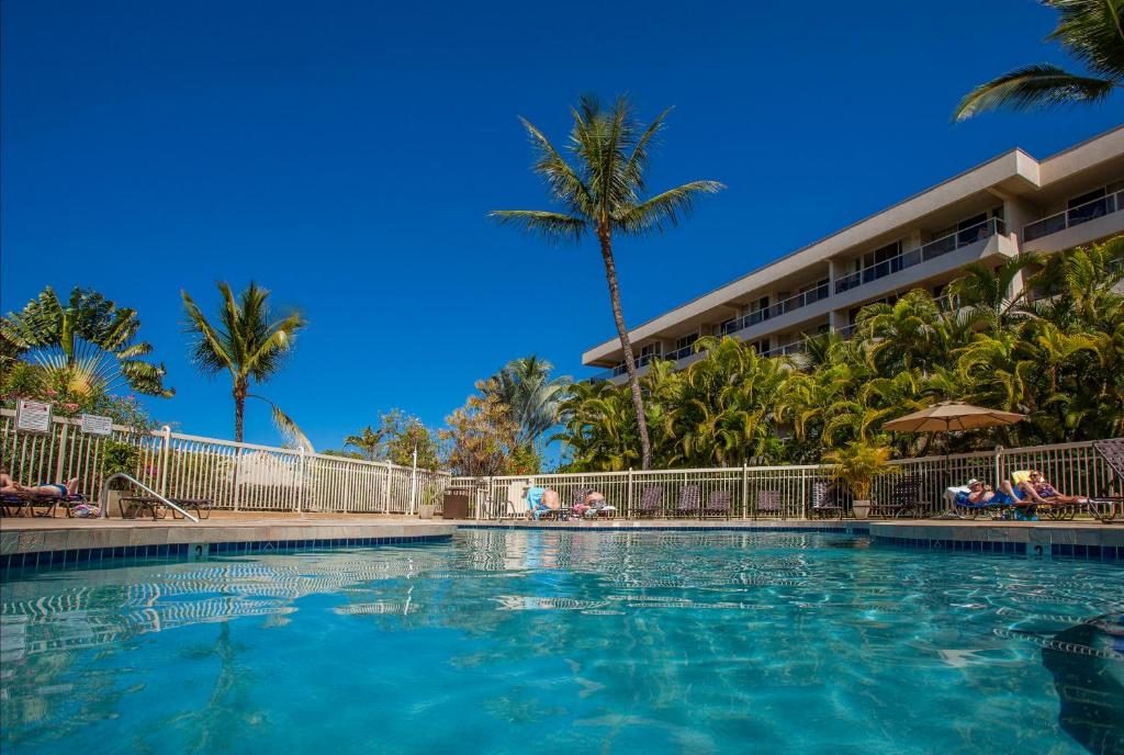 Bazén v ubytování Maui Banyan H311 1BD 2BA 3 min walk to the beach in the Heart of South Kihei! nebo v jeho okolí