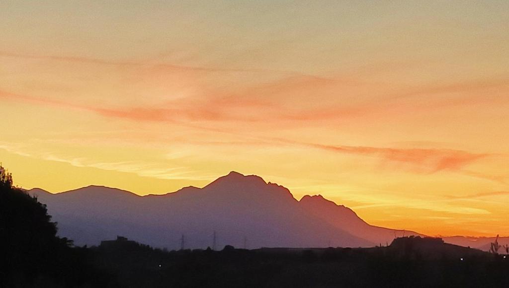 Vista generica sulle montagne o vista sulle montagne dall'interno della casa vacanze