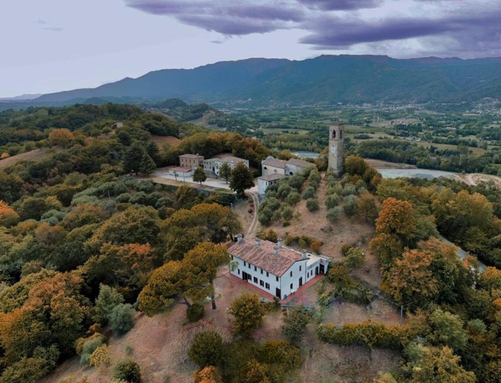 Caenere的住宿－Tenuta da Mosè con vista sui colli asolani，山丘上房屋的空中景致