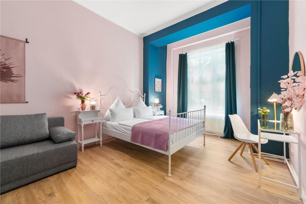 een slaapkamer met een bed en een bank bij Holiday 33 Apartment I Mitte in Berlijn