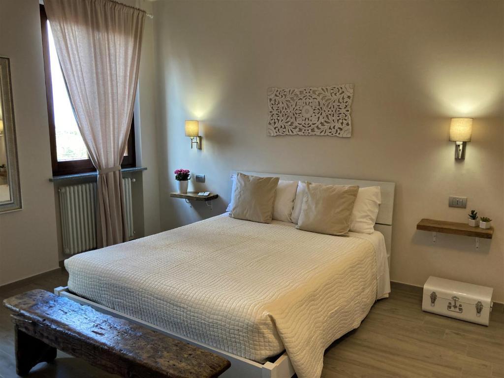 A bed or beds in a room at Casa Patrito - Appartamento Barolo