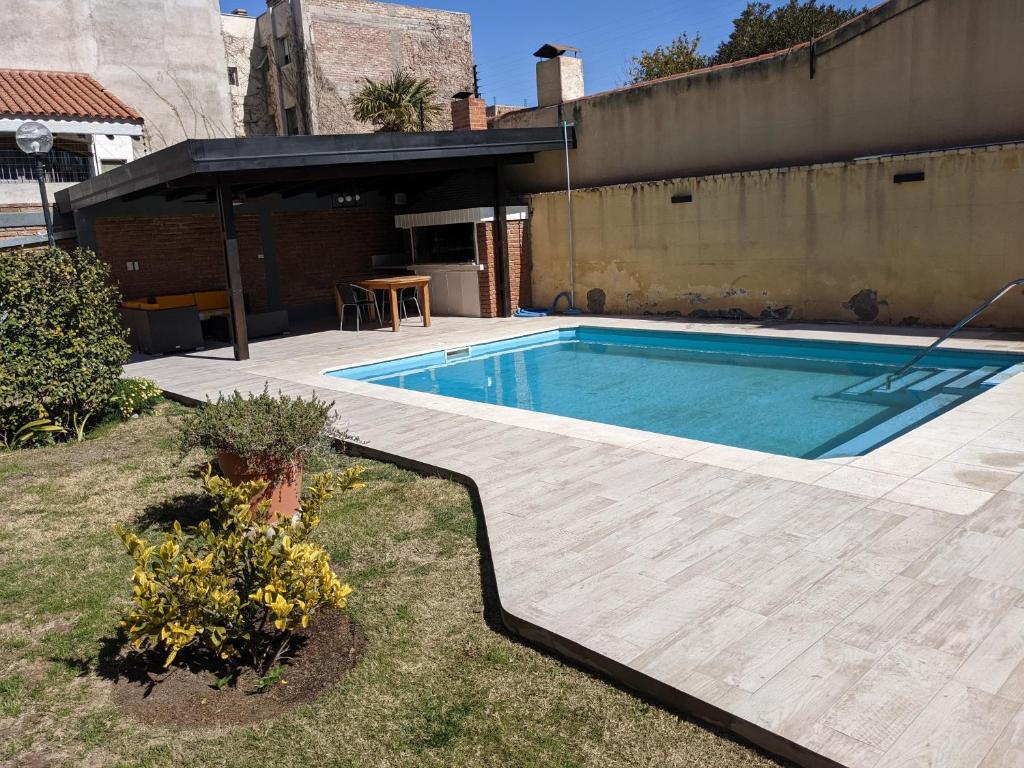 - une piscine dans l'arrière-cour d'une maison dans l'établissement Don Trujo 2 - parque y pileta, à Mendoza