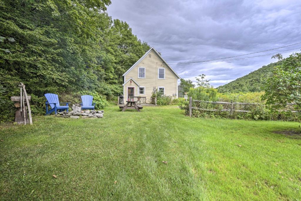 una casa con dos sillas azules en un patio en Historic Vermont Ski House with Mountain Views! en Roxbury