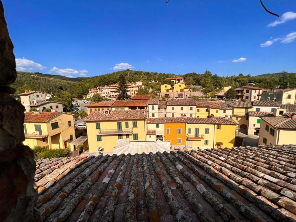 - une vue depuis le toit d'une ville dans l'établissement Chianti chic, à Gaiole in Chianti