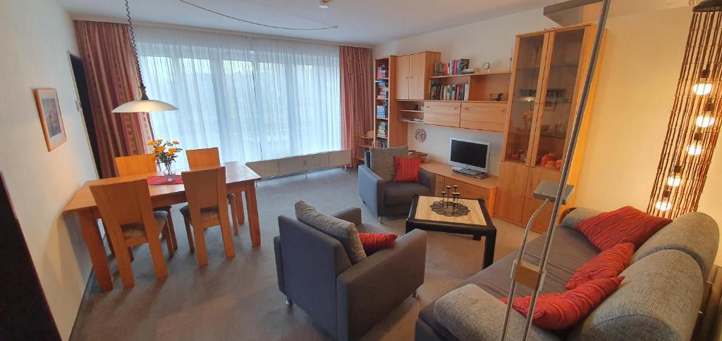 sala de estar con sofá y mesa en Ferienidyll Langeoog en Langeoog