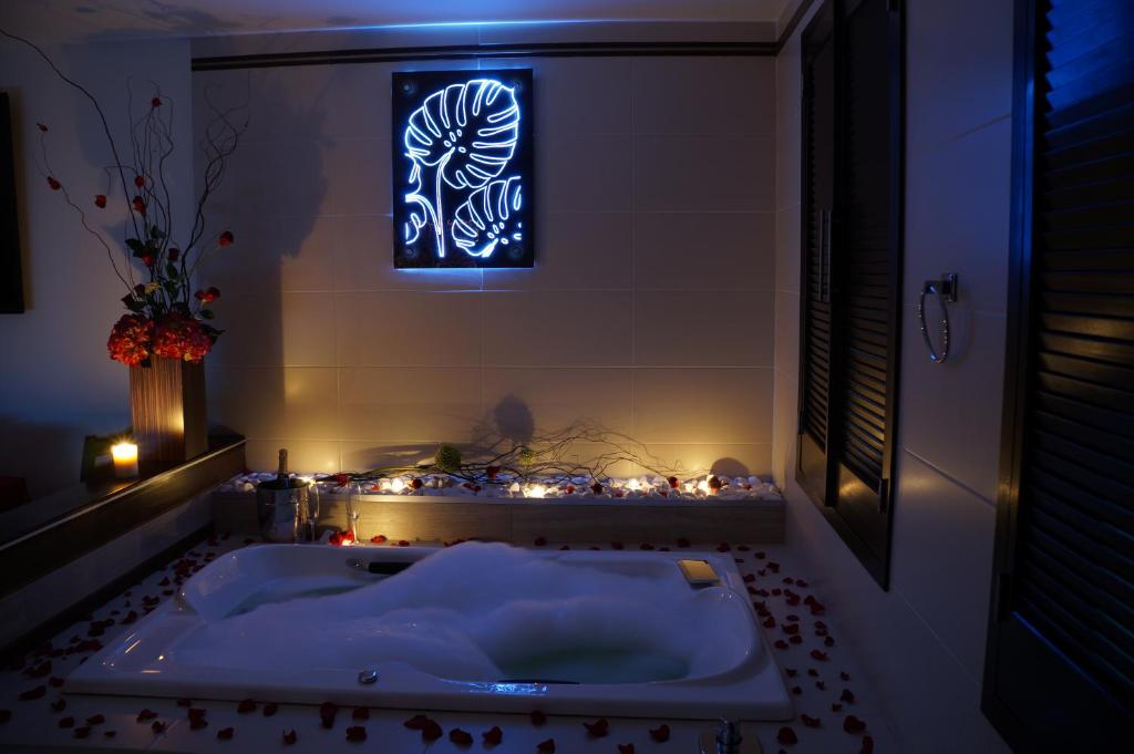 Postel nebo postele na pokoji v ubytování Auto Hotel Deluxe