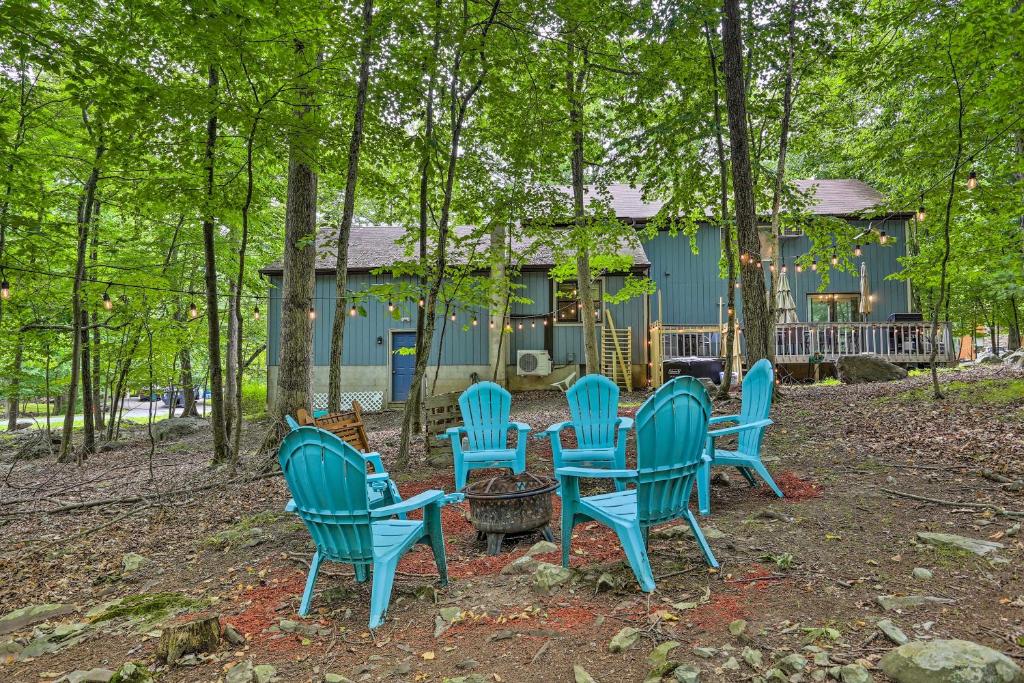 un grupo de sillas azules frente a una casa en Poconos Gem Fire Pit, Hot Tub, Community Pool en East Stroudsburg