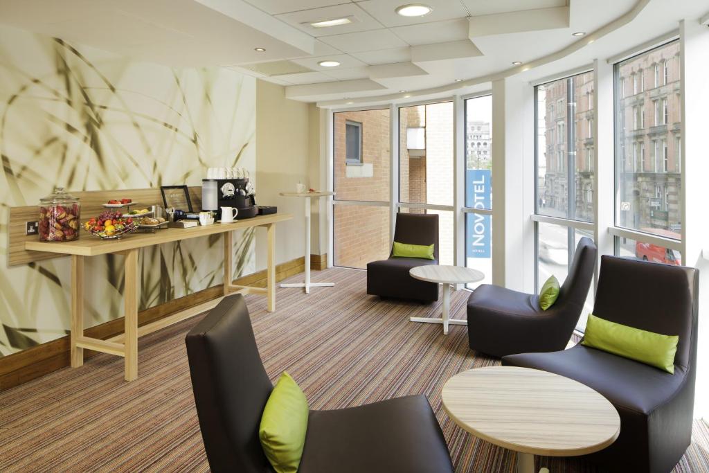 Posezení v ubytování Novotel Manchester Centre