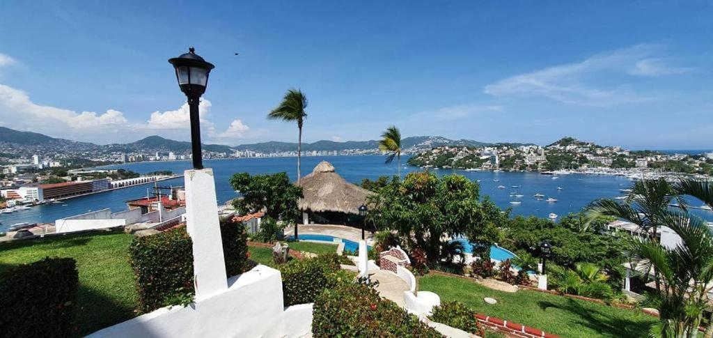 アカプルコにあるCasaBlanca Grand, la mejor vista de Acapulcoの港の景色を望む家から水の景色