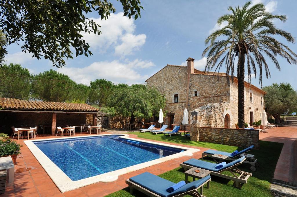 uma vista exterior de uma villa com piscina em Mas Falgarona Hotel Boutique & SPA em Avinyonet de Puigventós
