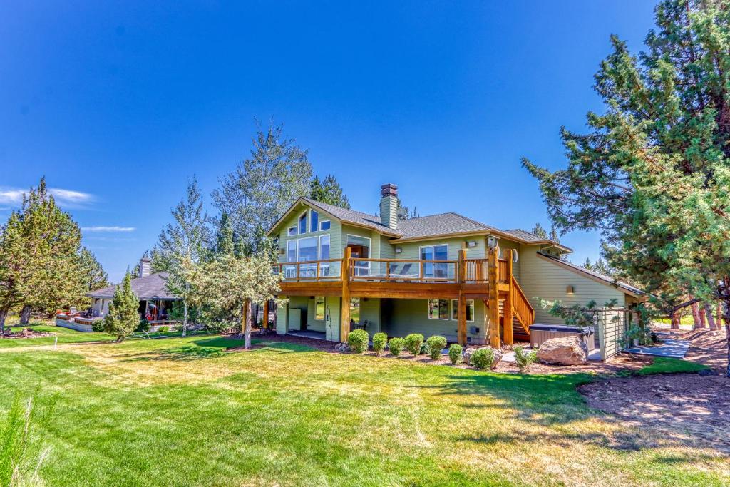 een groot huis met een terras op een erf bij Ridge Retreat in Redmond