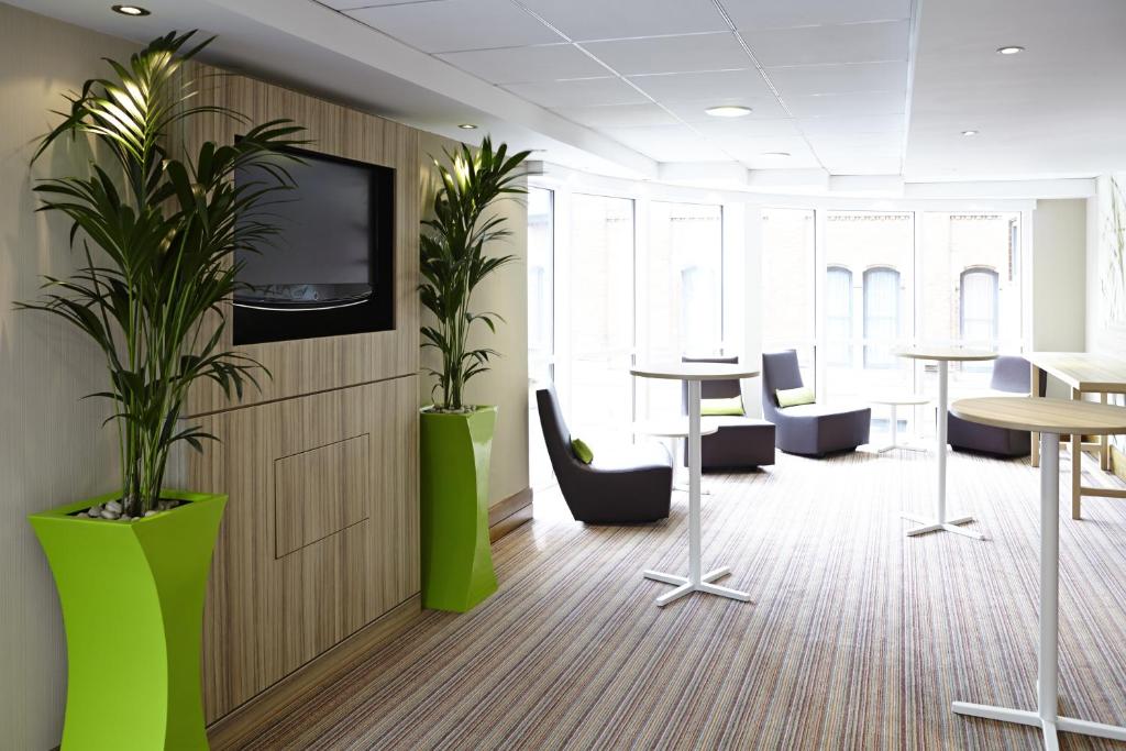 TV a/nebo společenská místnost v ubytování Novotel Manchester Centre