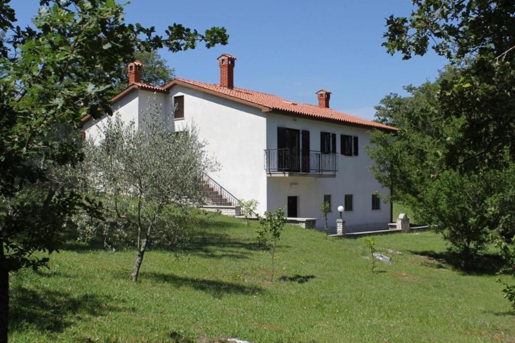 Casa blanca con balcón en un campo de césped en Holiday house with a parking space Krsan - Vlasici, Central Istria - Sredisnja Istra - 7685, en Kršan