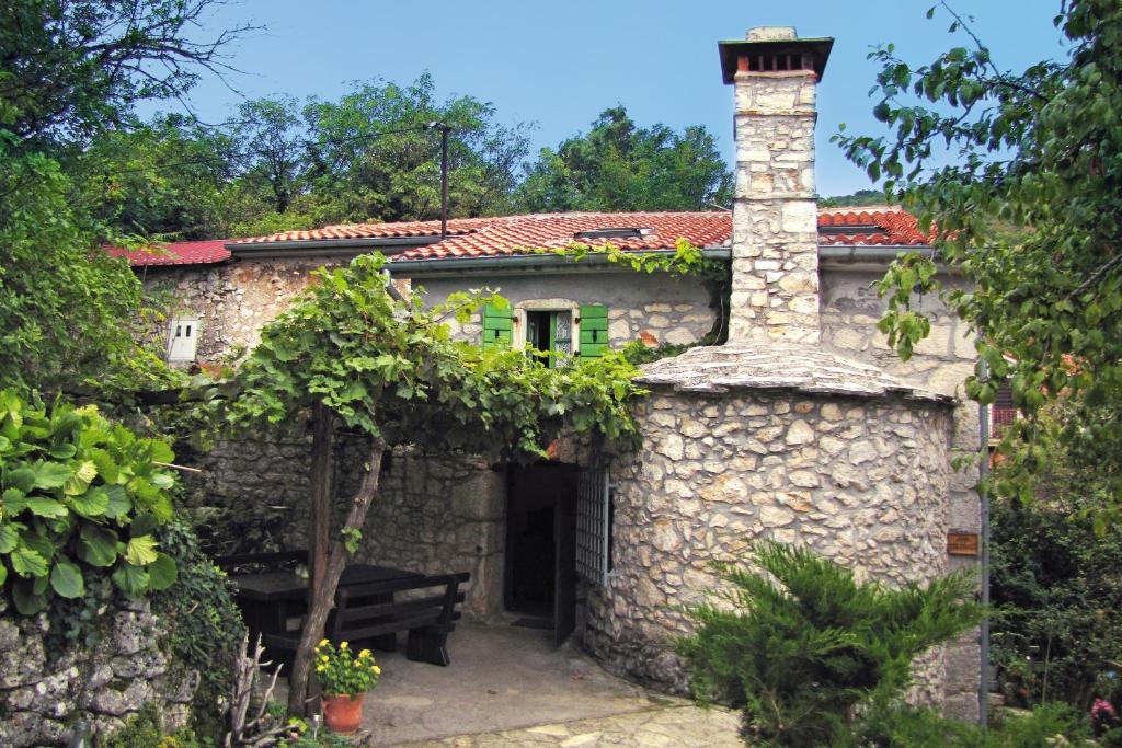 MartinaにあるFamily friendly house with a parking space Sveta Jelena, Opatija - 7729の煙突と扉のある古い石造りの家