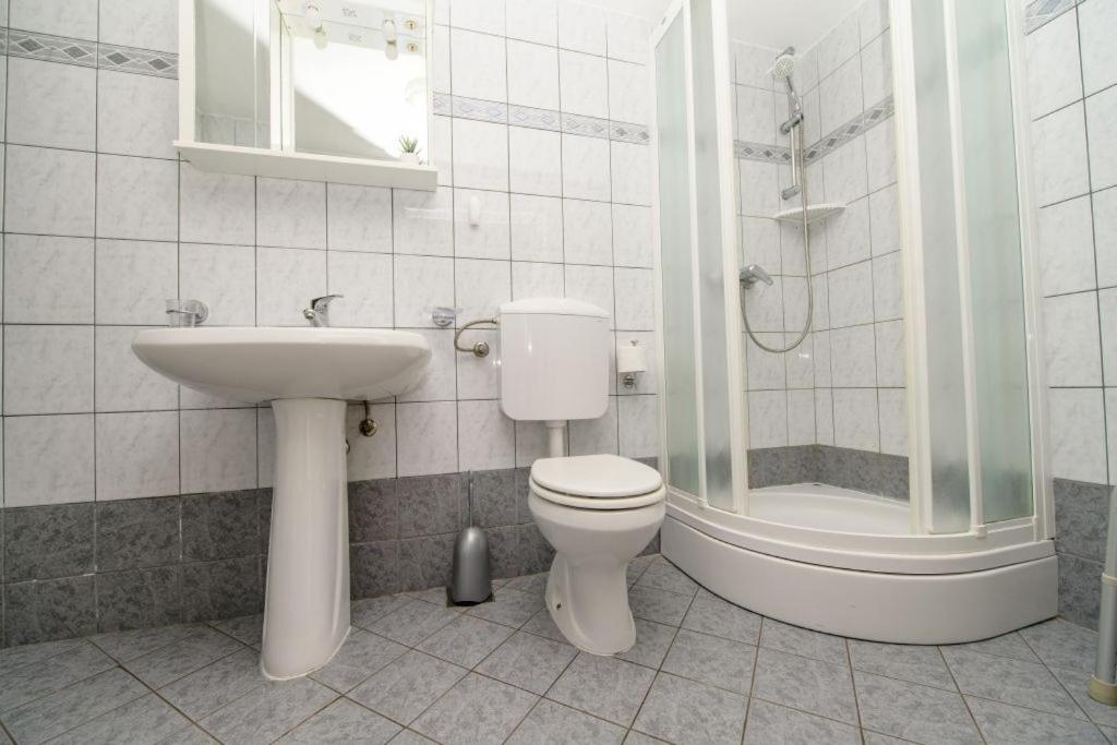 Koupelna v ubytování Apartment Nerezine 7963b