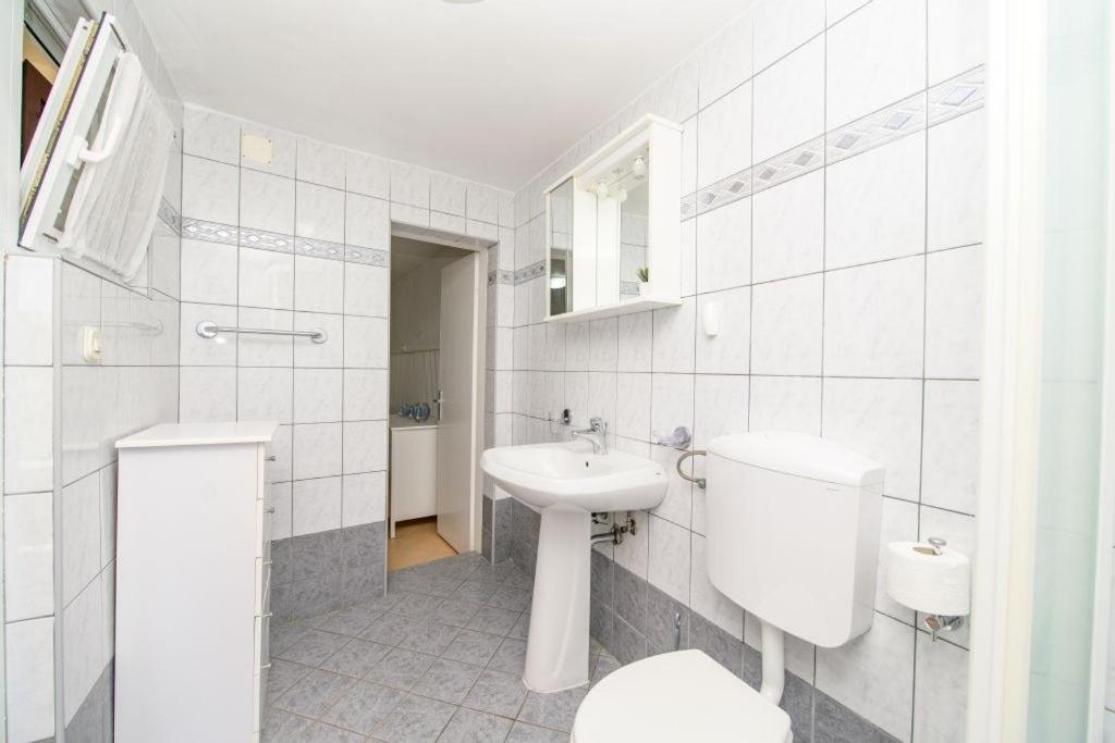 Koupelna v ubytování Apartment Nerezine 7963b