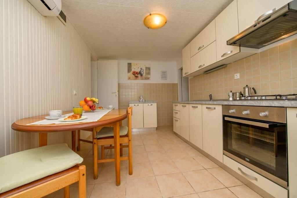 Kuchyň nebo kuchyňský kout v ubytování Apartment Nerezine 7963b