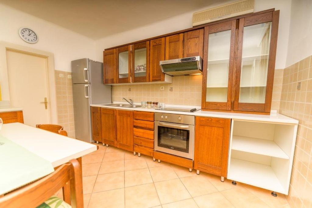 Kuchyň nebo kuchyňský kout v ubytování Apartments by the sea Nerezine, Losinj - 7963