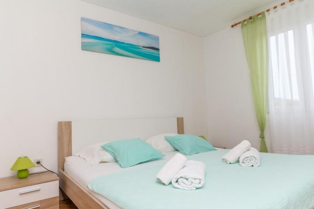Postel nebo postele na pokoji v ubytování Apartments by the sea Nerezine, Losinj - 7963