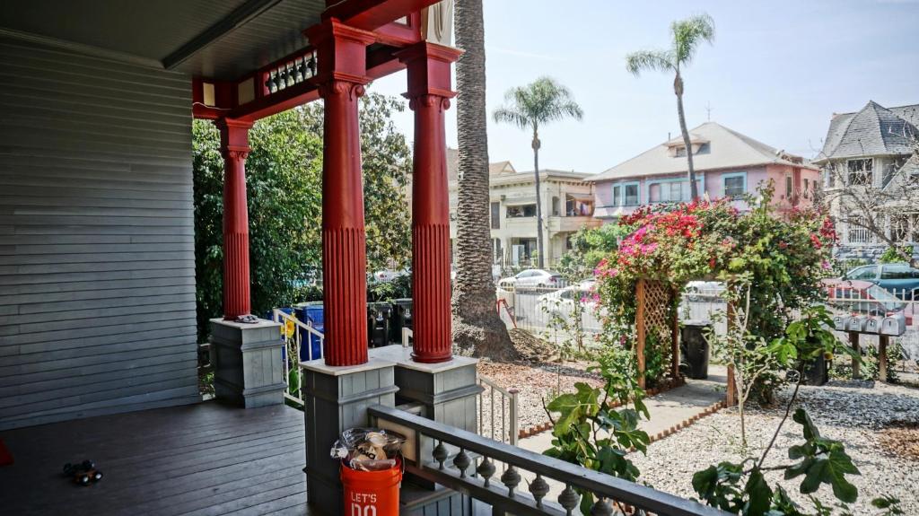 The Red Guest House in Downtown Los Angeles - Apartment With Garden View