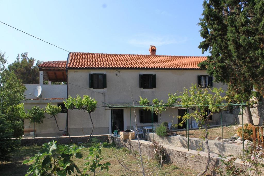 una casa bianca con una recinzione di fronte di Holiday house with WiFi Stivan, Cres - 7995 a Štivan