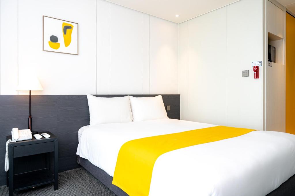 Postel nebo postele na pokoji v ubytování Seogwipo Hills Hotel