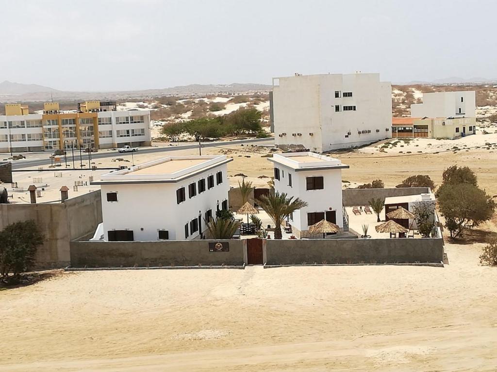 uma vista para uma cidade com edifícios e um deserto em Vilas na areia aparthotel em Sal Rei