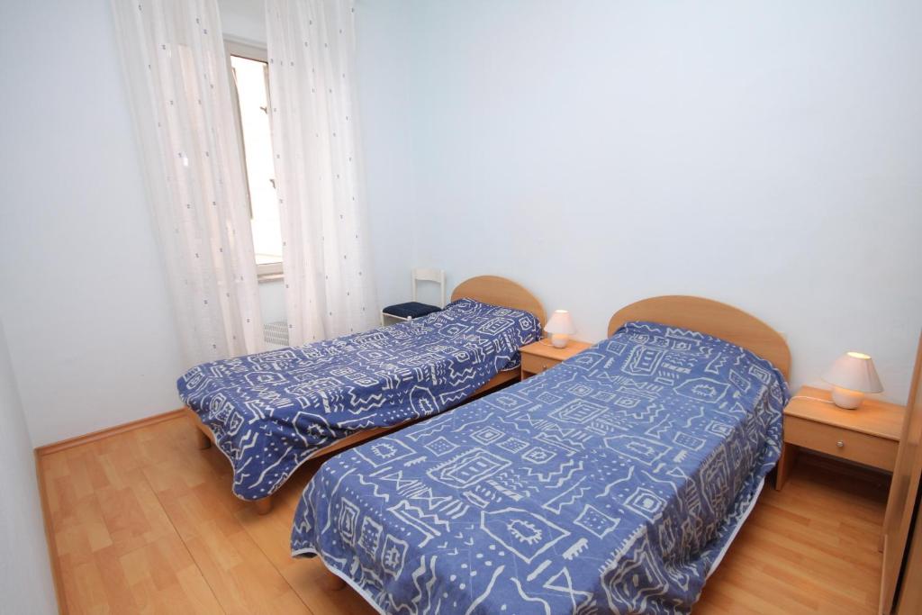 - une chambre avec 2 lits et une fenêtre dans l'établissement Apartments by the sea Opatija - 7830, à Opatija