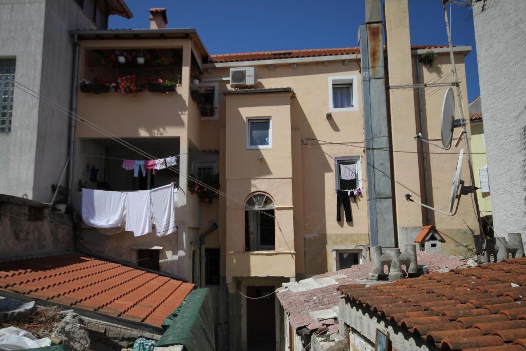 a group of buildings with clothes hanging on a clothes line at Apartment Mali Losinj 7979a in Mali Lošinj