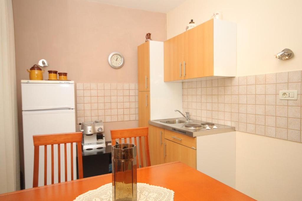 Kuchyňa alebo kuchynka v ubytovaní Apartment Mali Losinj 7979a