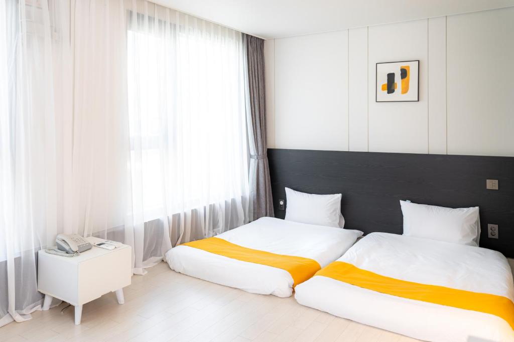 Postel nebo postele na pokoji v ubytování Seogwipo Hills Hotel