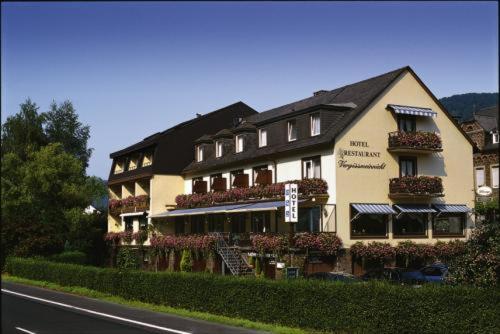 ein Gebäude am Straßenrand in der Unterkunft Hotel Vergissmeinnicht in Ellenz-Poltersdorf