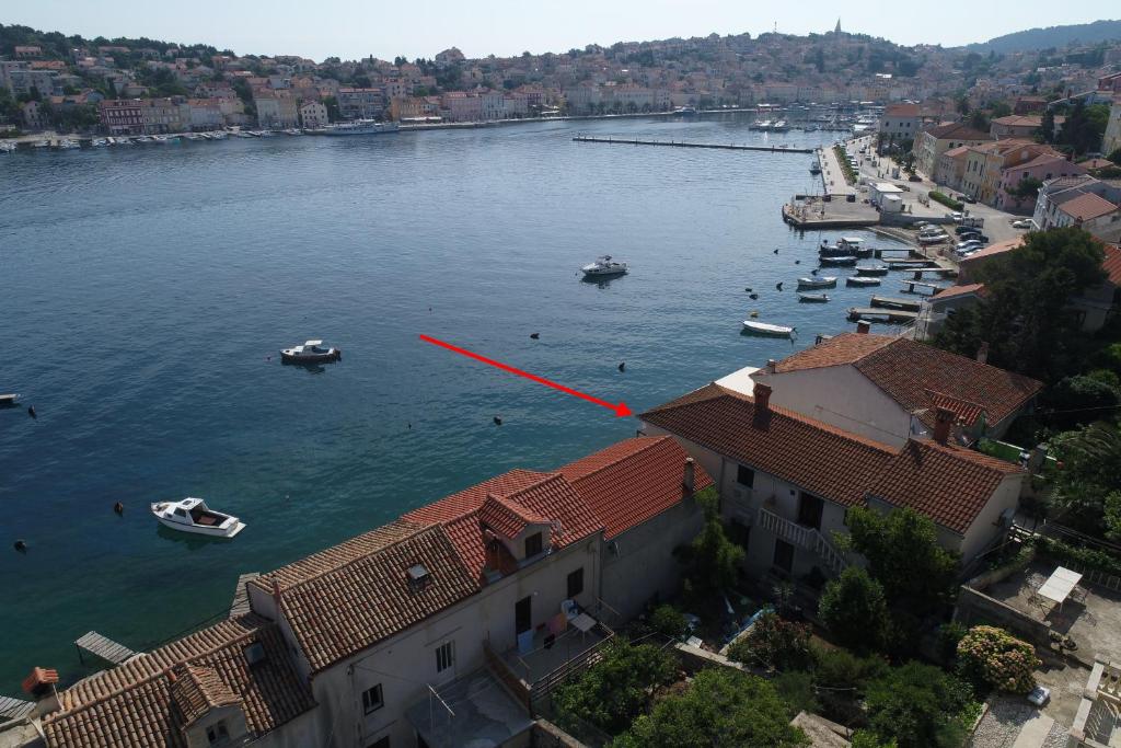 z powietrza widok łodzi w rzece z budynkami w obiekcie Apartments by the sea Mali Losinj (Losinj) - 8006 w miejscowości Mali Lošinj
