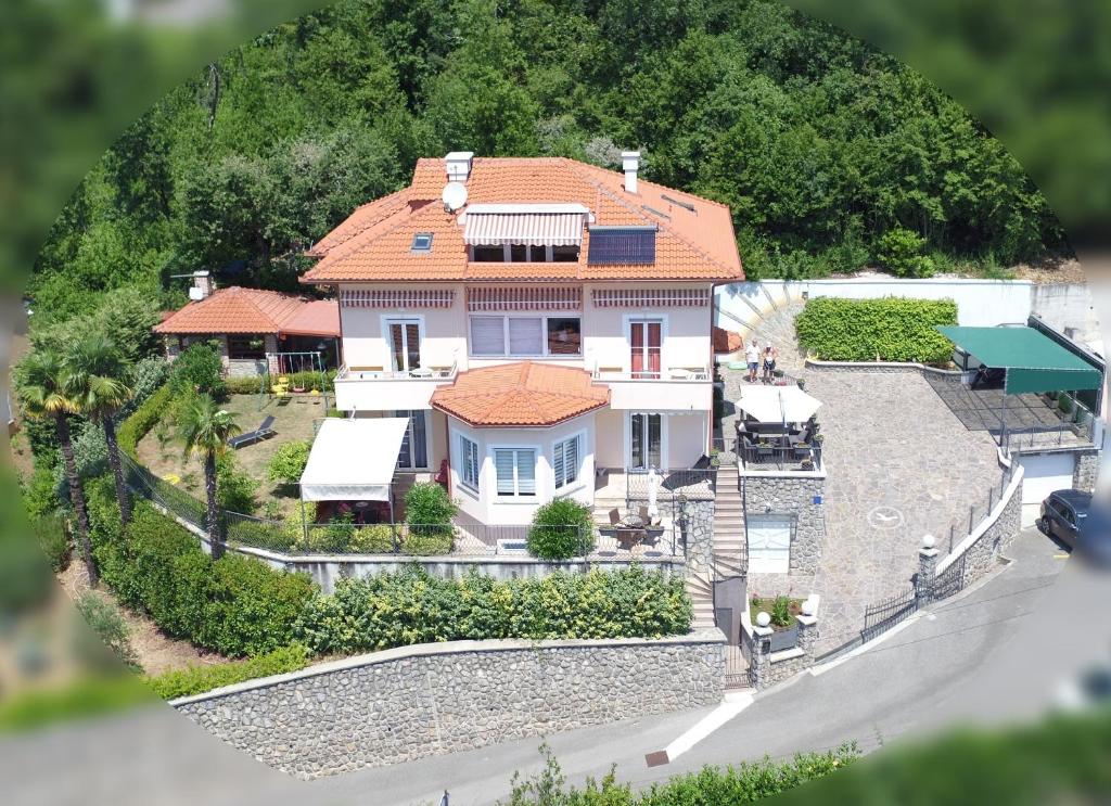 an aerial view of a house with a driveway at Apartments with a parking space Icici, Opatija - 7793 in Ičići