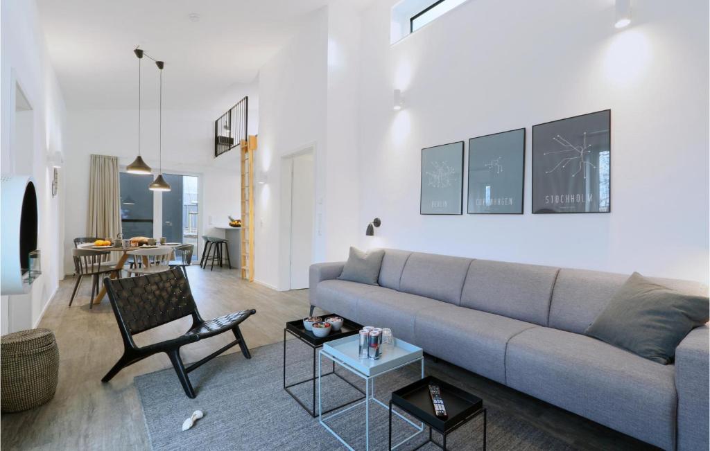 Ruang duduk di Stunning Home In Lembruchdümmer See