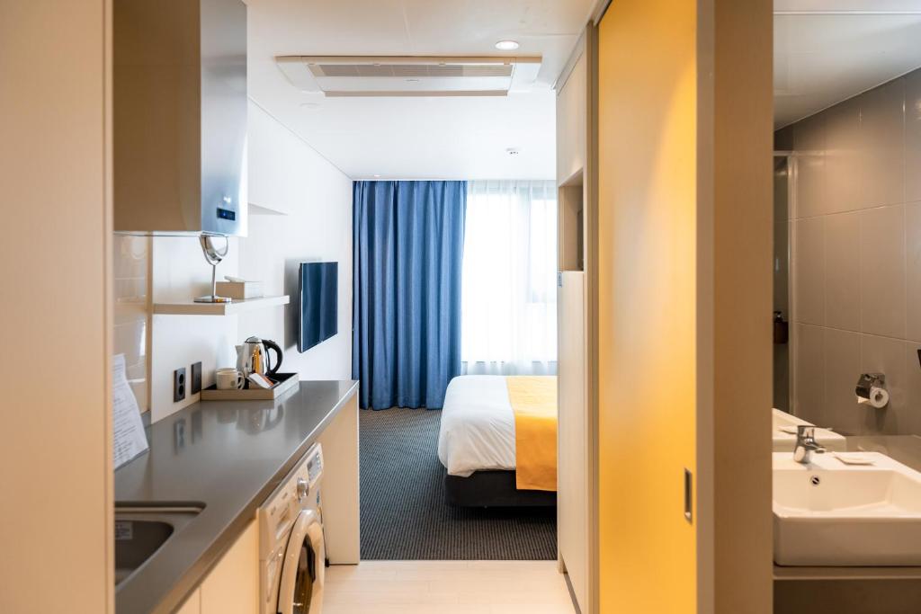 Postel nebo postele na pokoji v ubytování Seogwipo Hills Hotel
