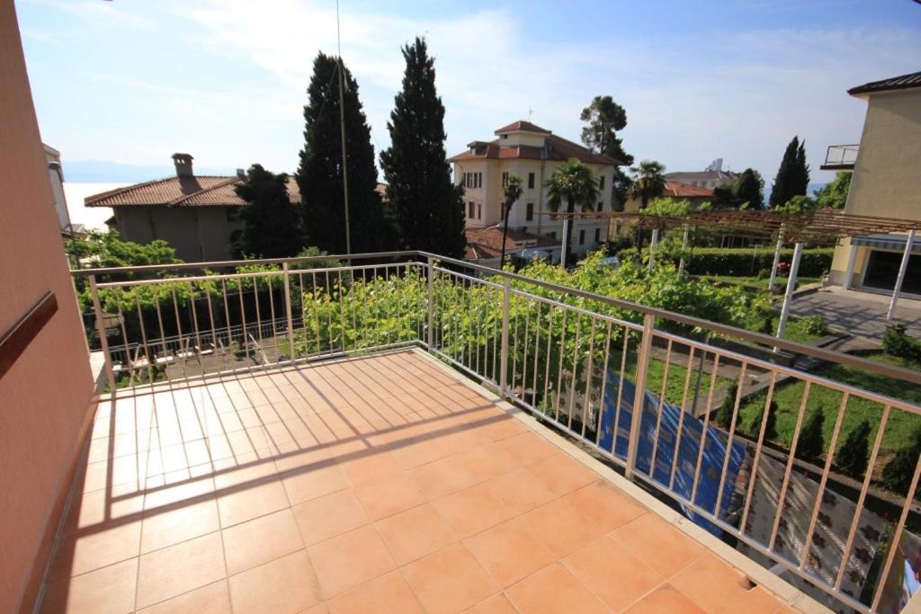 Zdjęcie z galerii obiektu Apartments with a parking space Lovran, Opatija - 7807 w mieście Lovran