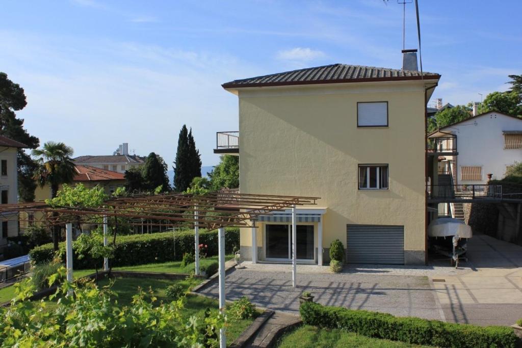Zdjęcie z galerii obiektu Apartments with a parking space Lovran, Opatija - 7807 w mieście Lovran