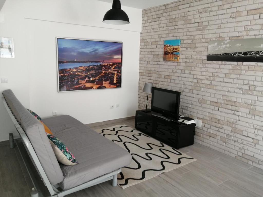 sala de estar con sofá y TV en Paradise Space en Lisboa