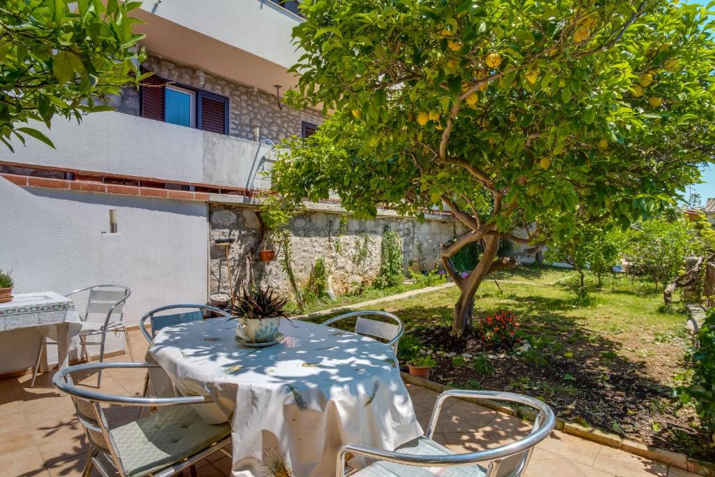 Fotografia z galérie ubytovania Apartments with a parking space Mali Losinj (Losinj) - 8067 v Mali Lošinj