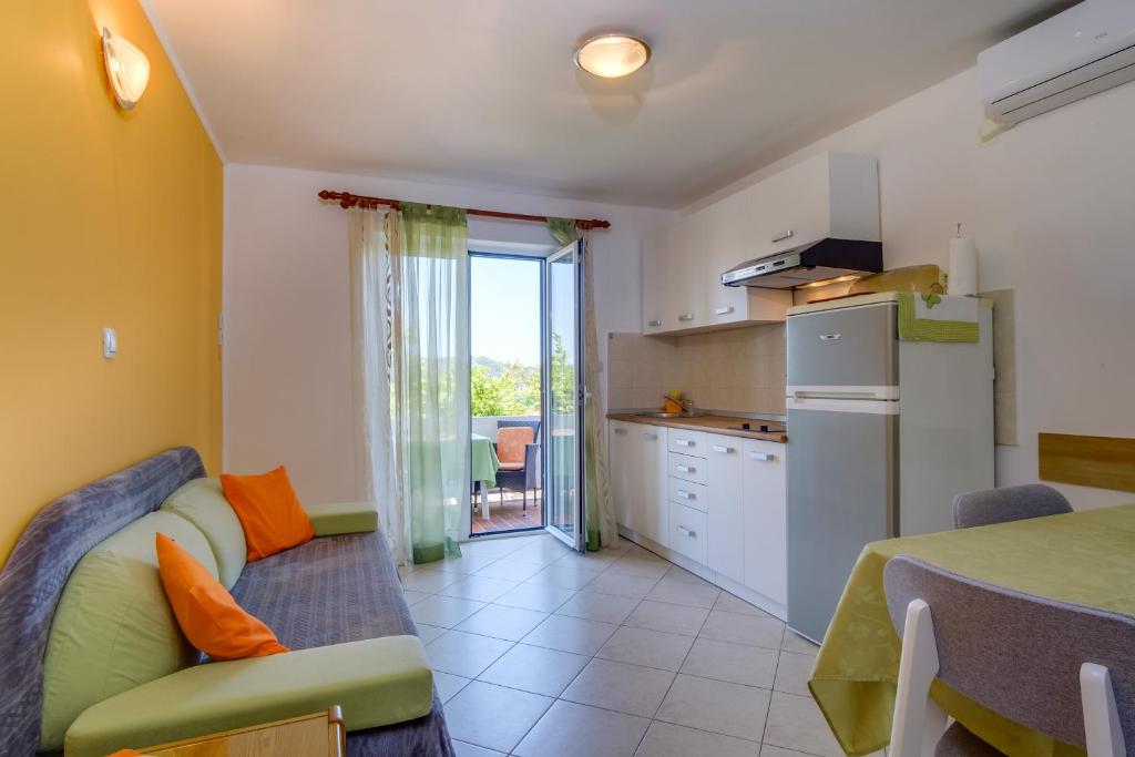 Fotografia z galérie ubytovania Apartments with a parking space Mali Losinj (Losinj) - 8067 v Mali Lošinj