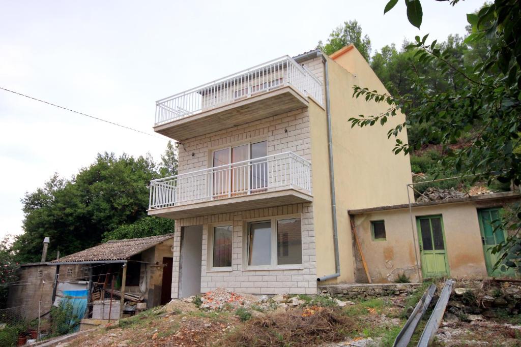 una vecchia casa con balcone sopra di Seaside holiday house Prigradica, Korcula - 9282 a Blato
