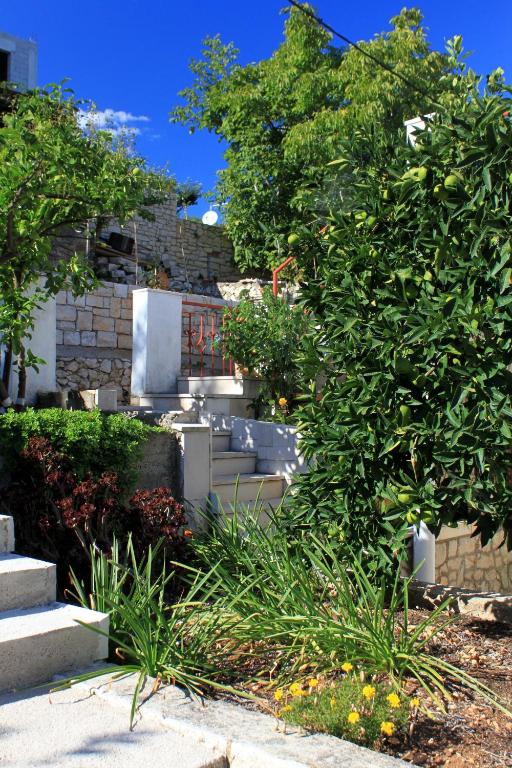 Vonkajšia záhrada v ubytovaní Apartments by the sea Lumbarda, Korcula - 9236