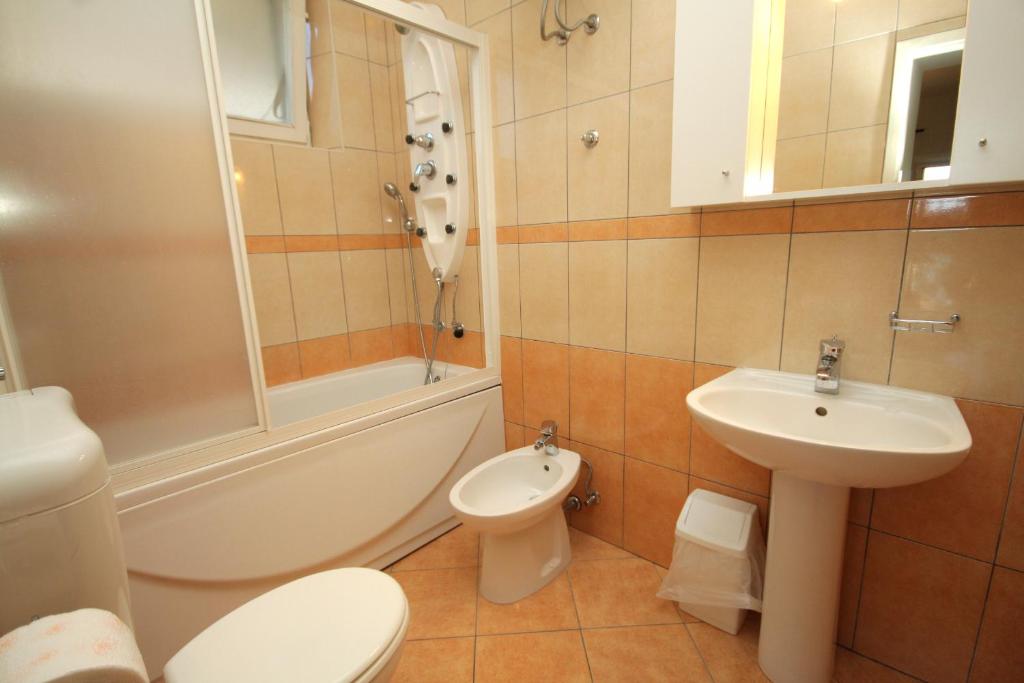 Kúpeľňa v ubytovaní Apartments by the sea Lumbarda, Korcula - 9236