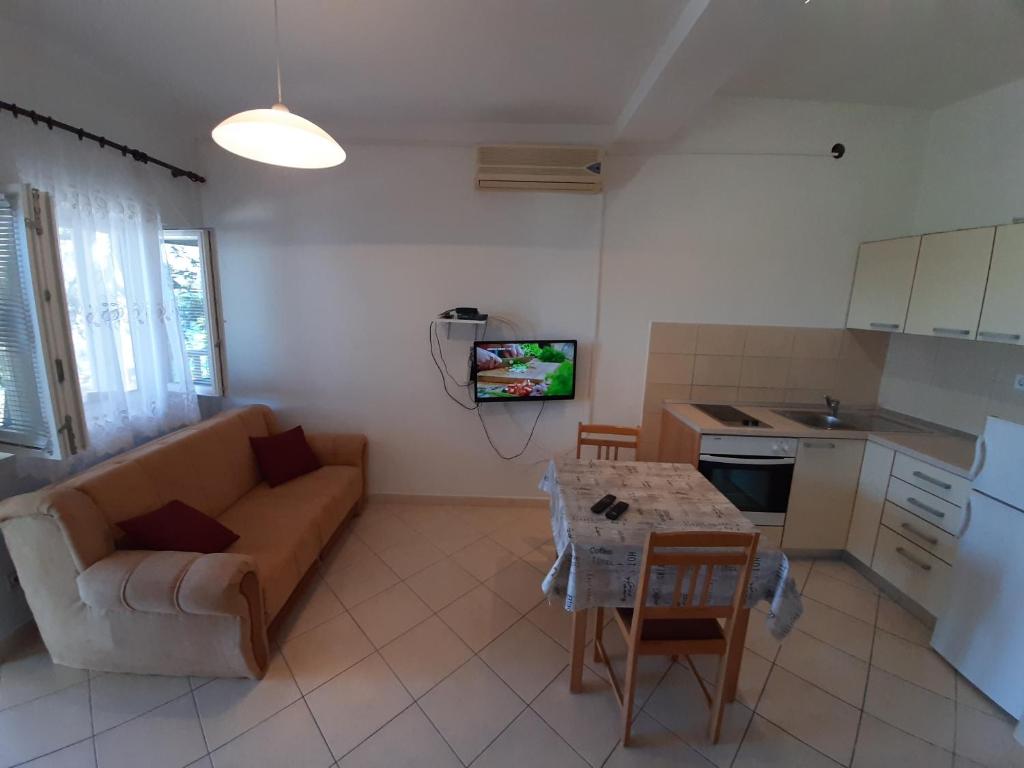 Kuchyňa alebo kuchynka v ubytovaní Apartments by the sea Lumbarda, Korcula - 9236
