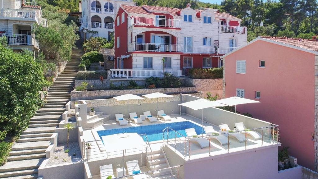 eine Luftansicht eines Hauses mit Pool in der Unterkunft Seaside apartments with a swimming pool Prigradica, Korcula - 9290 in Prigradica