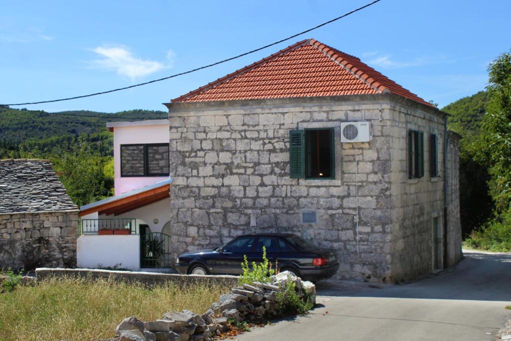 un coche aparcado frente a un edificio de piedra en Apartments with WiFi Zrnovo, Korcula - 9214, en Korčula